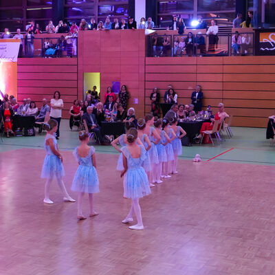 Auftritt von Tanzsch&uuml;lerinnen des Tanzprojekt Schwandorf auf dem Stadtball. Die M&auml;dchen tragen hellblaue Ballettkleider aus T&uuml;ll.