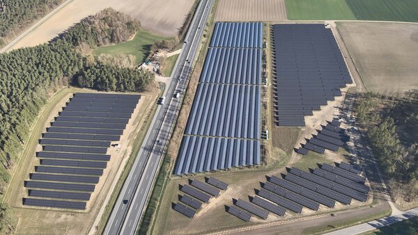 Bild vergr&ouml;&szlig;ern: Drohnenaufnahme eines Solarparks.
