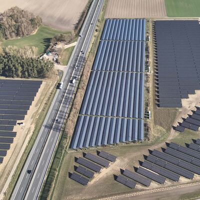 Drohnenaufnahme eines Solarparks.
