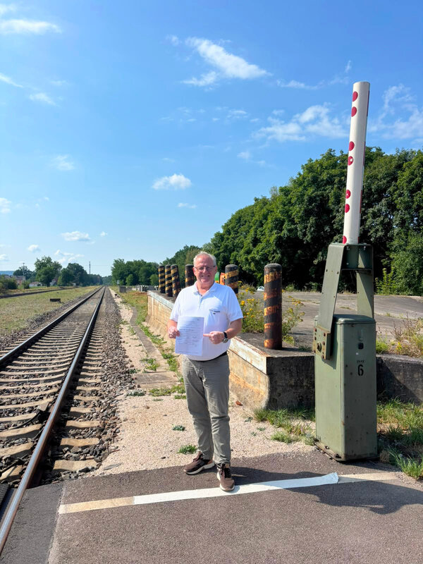 Bild vergr&ouml;&szlig;ern: OB Andreas Feller am Bahn�bergang Klardorf