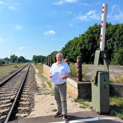 OB Andreas Feller am Bahn&uuml;bergang Klardorf