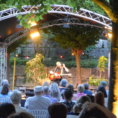Auftritt des Liedermachers Mathias Kellner beim Schwandorfer Kultursommer im Spitalgarten 2026.