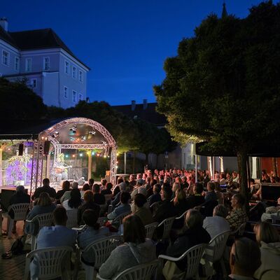 Auftritt des Liedermachers Mathias Kellner beim Schwandorfer Kultursommer im Spitalgarten 2026.