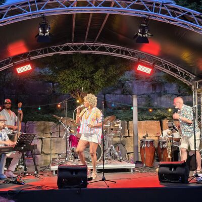 Auftritt der Band Yeni Toro y su Afroson beim Schwandorfer Kultursommer im Spitalgarten 2026.