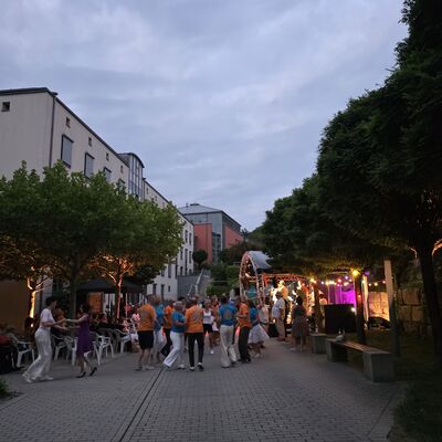 Auftritt der Band Yeni Toro y su Afroson beim Schwandorfer Kultursommer im Spitalgarten 2026.
