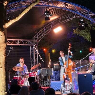 Auftritt der Band Die Nowak und die Leute aus der Raucherpause beim Schwandorfer Kultursommer im Spitalgarten 2026.