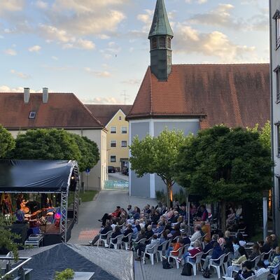 Auftritt der Band Die Nowak und die Leute aus der Raucherpause beim Schwandorfer Kultursommer im Spitalgarten 2026.