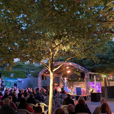 Auftritt der Band Die Nowak und die Leute aus der Raucherpause beim Schwandorfer Kultursommer im Spitalgarten 2026.
