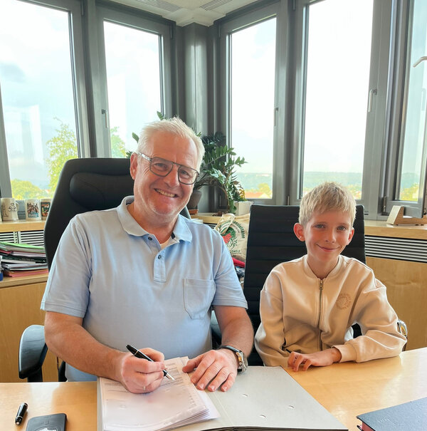 Bild vergr&ouml;&szlig;ern: Jonas begleitet OB Andreas Feller_Foto_Andreas Hofmeister