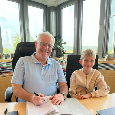 Jonas begleitet OB Andreas Feller_Foto_Andreas Hofmeister