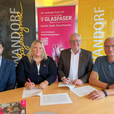 Vertragsunterzeichnung Glasfaserausbau_Foto_Andreas Hofmeister (3) - bearbeitet