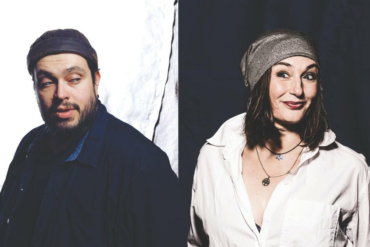 Lngs zweigeteiltes Werbefoto von den Knstler:innen Mathias Kellner und Susi Raith. Kellner ist schwarz gekleidet und auf einem weiem Hintergrund zu sehen. Susi Raith ist wei gekleidet und auf einem schwarzen Hintergrund zu sehen.