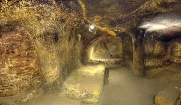 Foto einer der Höhlen in den Schwandorfer Felsenkellern. 