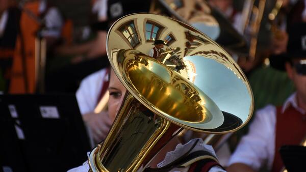 Fotografie einer Tuba in Gold.