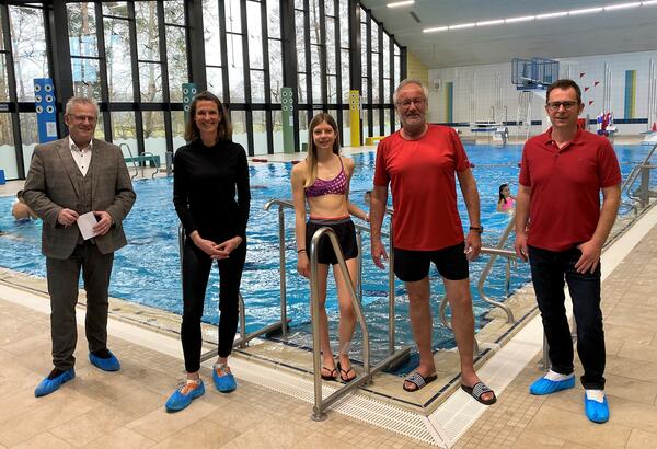Bild vergrößern: Fünf Personen vor einem Schwimmbecken im Hallenbad Dachelhofen (Schwandorf).