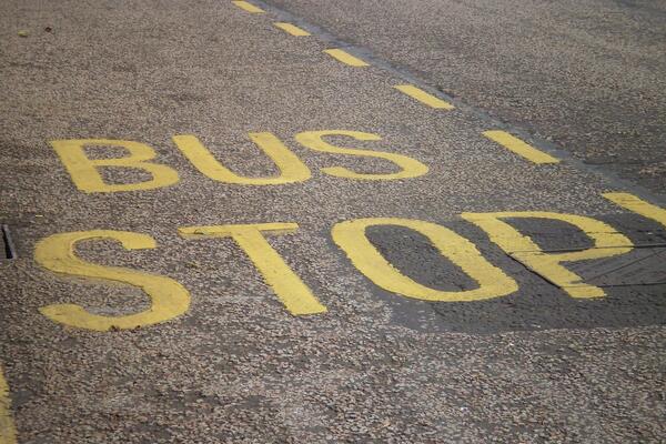 Bild vergrößern: Straßenmarkierung mit "Bus Stop"