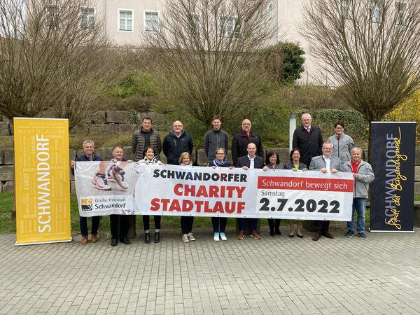 Bild vergrößern: Die Organisatoren und Sponsoren des Charitylaufes 2022.