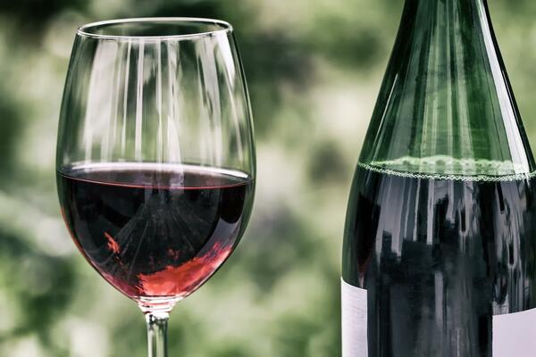 Bild vergrößern: Weinglas mit Weinflasche