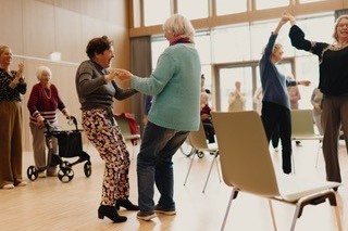 Tanzendes Senioren-Paar