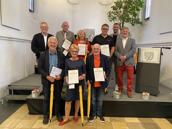Bild vergrößern: Die neuen Gästeführer erhielten bei einer Feier in der Spitalkirche ihre wohlverdienten Zertifikate: (von links nach rechts) vorne: Andreas Allacher, Roswitha Fietz, Peter Voit; hinten: Oberbürgermeister Andreas Feller, Karlheinz Baumer, Violetta Berger, Jürgen Gruber, Touristiker Johannes Lohrer, Schulungsleiter Prof. Dr. Gerhard Waldherr;