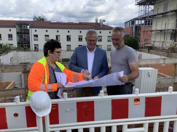Bild vergrößern: Oberbürgermeister informiert sich über den Baufortschritt