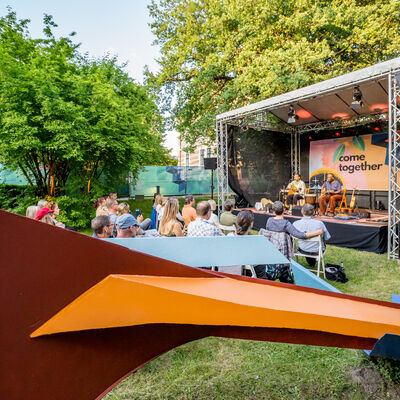 Bühne und Publikum im Park der Kebbelvilla.