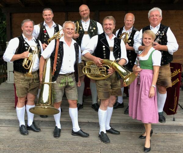 Bild vergrößern: Die Tanngrindler Musikanten treten zusammen mit dem Spatzen-Quartett in der Oberpfalzhalle auf