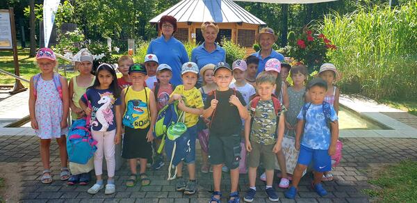 Achtzehn Kinder und drei Damen vom Kneipp Verein Schwandorf.