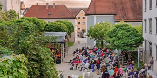 Weitwinkelaufnahme des Veranstaltungsgelndes. Links ist die Bhne, Rechts die Zuschauer